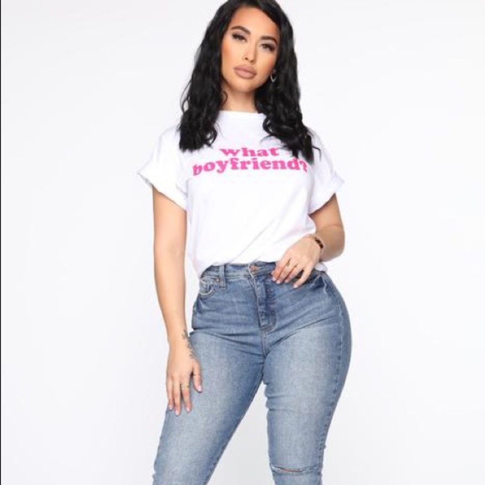 Large Fashion Nova “what boyfriend” shirt.